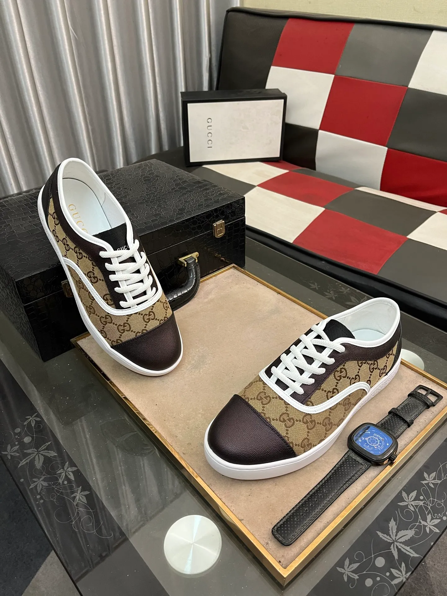 Men's shoes💰400⌚️⌚️[GUCCI] Gucci men's casual shoes are absolutely popular🔥The ultimate matching item for trendy men! The charm of super texture is unstoppable. This is the main recommendation. The upper is made of high-quality cowhide, with pig lining feet and wear-resistant rubber sole. It is noble and elegant! Extremely comfortable🎁🎁You can be as handsome as you want💪 Available in sizes 38-44 and 4️⃣colors available